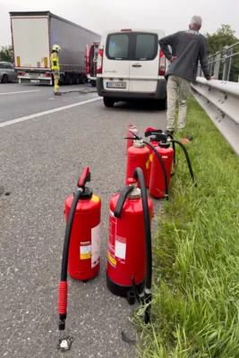 Ersthelfer dämmen Fahrzeugbrand mit Feuerlöschern ein FOKE-2024062119083261-012.jpg