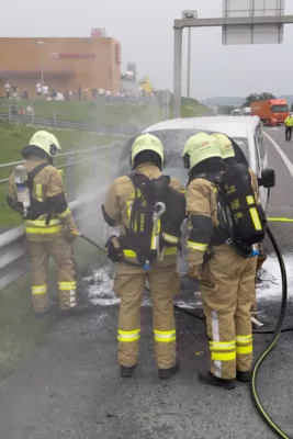 Ersthelfer dämmen Fahrzeugbrand mit Feuerlöschern ein FOKE-2024062119113268-019.jpg