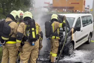 Ersthelfer dämmen Fahrzeugbrand mit Feuerlöschern ein FOKE-2024062119113269-020.jpg