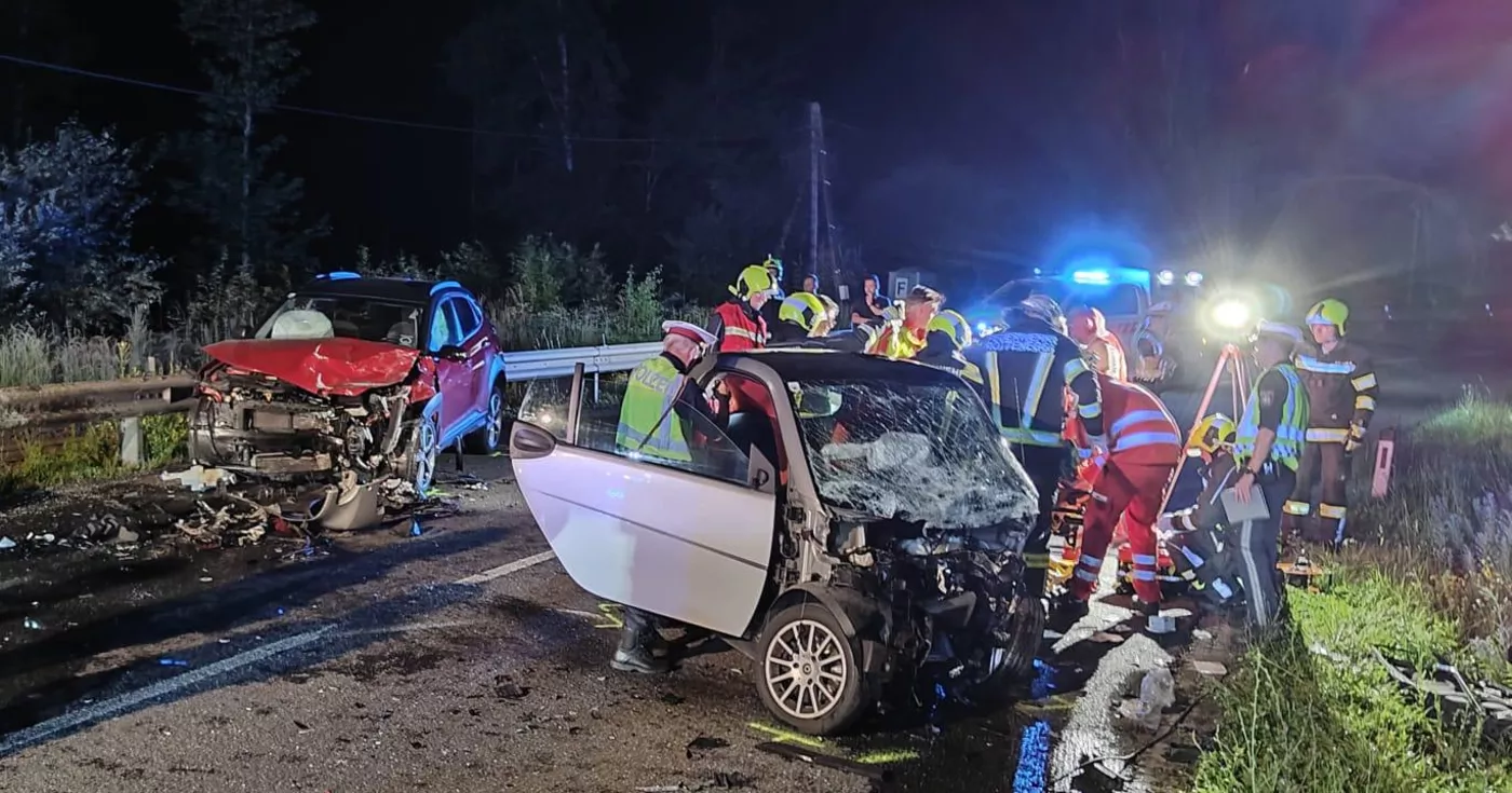 Titelbild: Fron­tal­kollision auf der B127: Feuerwehr rettet eingeklemmte Person