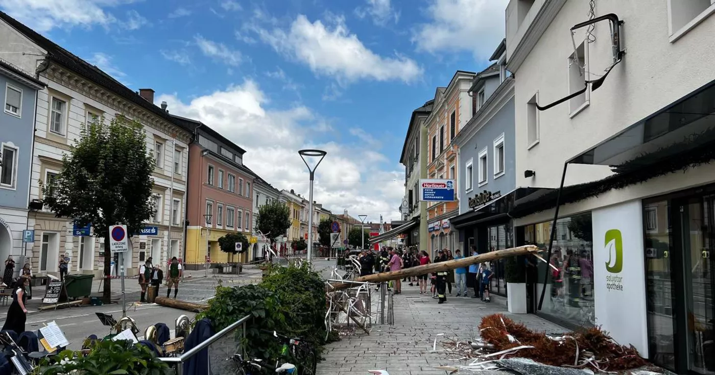 Kirchdorf: Maibaum stürzte auf Apotheke