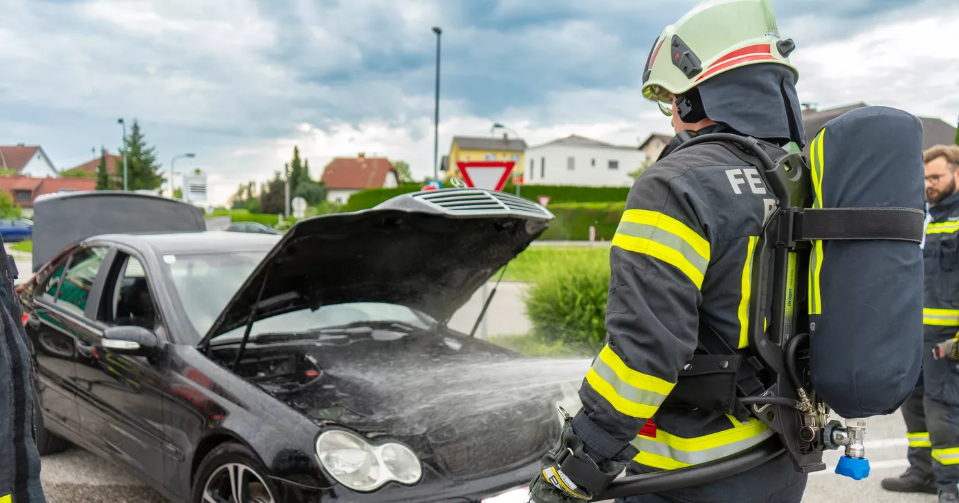 Titelbild: Brennender Motorraum durch Fahrer gelöscht