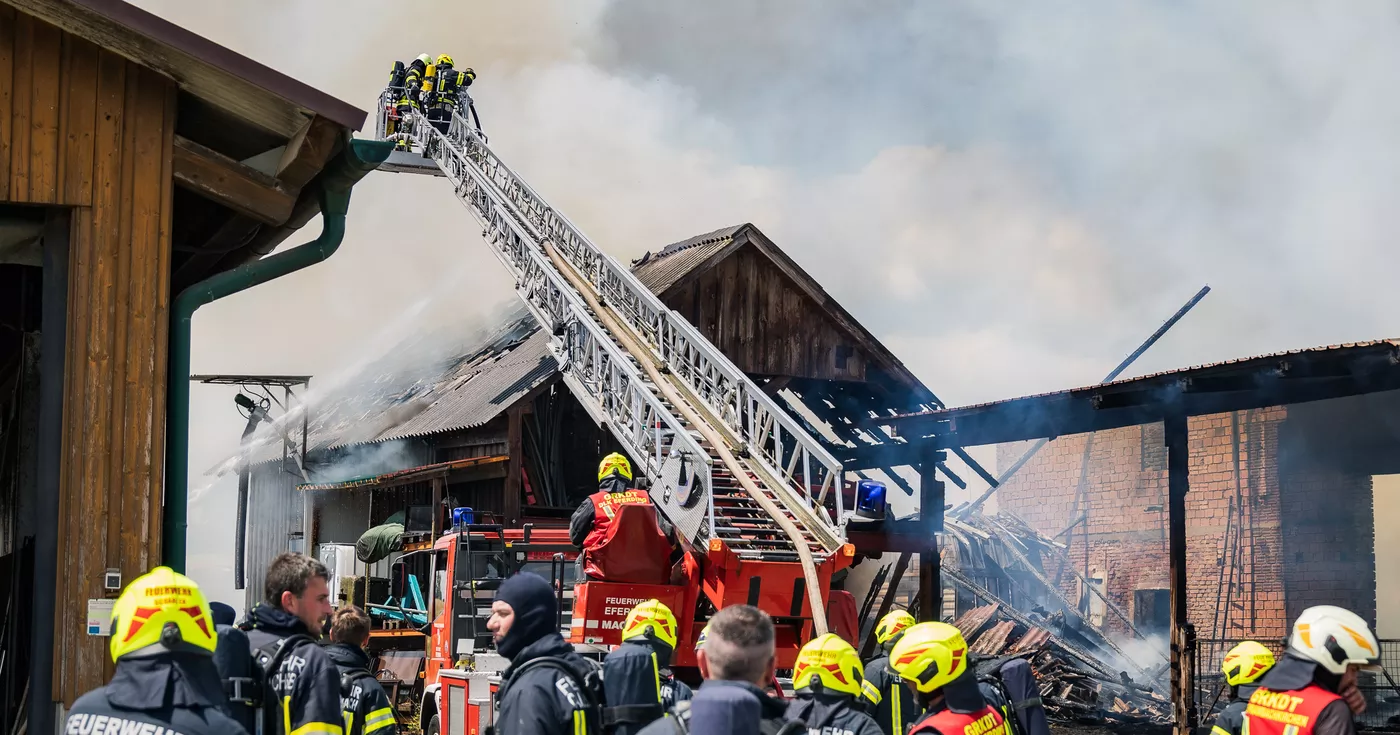 Titelbild: Brand auf landwirtschaftlichem Betrieb in St. Marienkirchen an der Polsenz - 16 Feuerwehren im Einsatz
