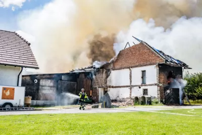 Brand auf landwirtschaftlichem Betrieb in St. Marienkirchen an der Polsenz - 16 Feuerwehren im Einsatz BAYER-AB2-8483.jpg