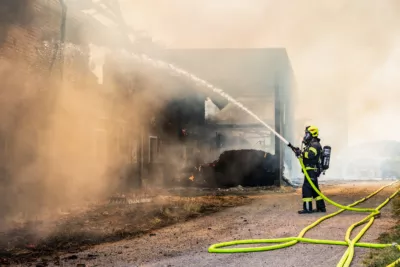 Brand auf landwirtschaftlichem Betrieb in St. Marienkirchen an der Polsenz - 16 Feuerwehren im Einsatz BAYER-AB2-8519.jpg