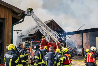 Brand auf landwirtschaftlichem Betrieb in St. Marienkirchen an der Polsenz - 16 Feuerwehren im Einsatz BAYER-AB2-8567.jpg