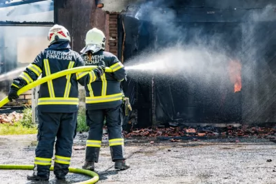 Brand auf landwirtschaftlichem Betrieb in St. Marienkirchen an der Polsenz - 16 Feuerwehren im Einsatz BAYER-AB2-8642.jpg