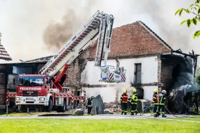 Brand auf landwirtschaftlichem Betrieb in St. Marienkirchen an der Polsenz - 16 Feuerwehren im Einsatz BAYER-AB2-8726.jpg