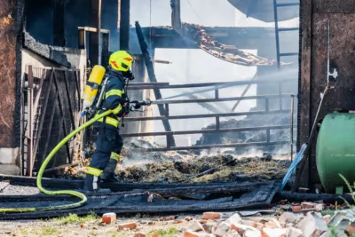 Brand auf landwirtschaftlichem Betrieb in St. Marienkirchen an der Polsenz - 16 Feuerwehren im Einsatz BAYER-AB2-8753.jpg