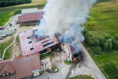 Brand auf landwirtschaftlichem Betrieb in St. Marienkirchen an der Polsenz - 16 Feuerwehren im Einsatz BAYER-DJI-0325.jpg