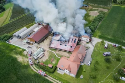 Brand auf landwirtschaftlichem Betrieb in St. Marienkirchen an der Polsenz - 16 Feuerwehren im Einsatz BAYER-DJI-0327.jpg