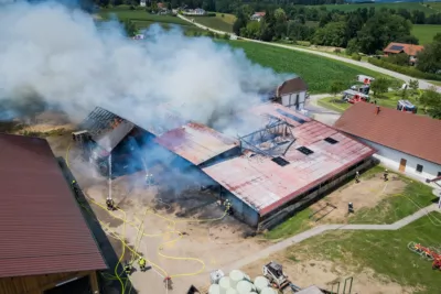 Brand auf landwirtschaftlichem Betrieb in St. Marienkirchen an der Polsenz - 16 Feuerwehren im Einsatz BAYER-DJI-0333.jpg