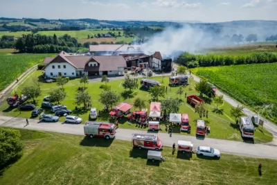 Brand auf landwirtschaftlichem Betrieb in St. Marienkirchen an der Polsenz - 16 Feuerwehren im Einsatz BAYER-DJI-0340.jpg