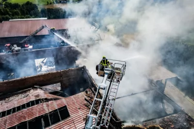 Brand auf landwirtschaftlichem Betrieb in St. Marienkirchen an der Polsenz - 16 Feuerwehren im Einsatz BAYER-DJI-0364.jpg