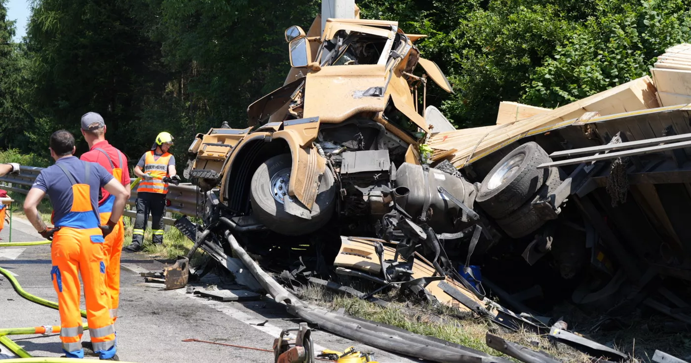 Titelbild: Schwerer Lkw-Unfall auf A1 Westautobahn verursacht umfangreichen Rückstau