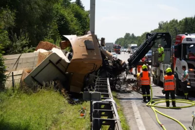 Schwerer Lkw-Unfall auf A1 Westautobahn verursacht umfangreichen Rückstau TEAM-197001010200106217-007.jpg
