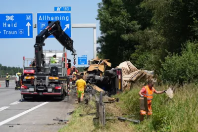 Schwerer Lkw-Unfall auf A1 Westautobahn verursacht umfangreichen Rückstau TEAM-197001010200106235-015.jpg