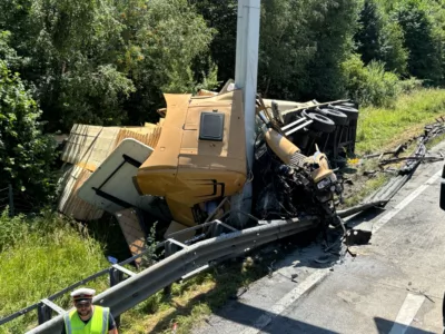 Schwerer Lkw-Unfall auf A1 Westautobahn verursacht umfangreichen Rückstau TEAM-197001010200106243-020.jpg