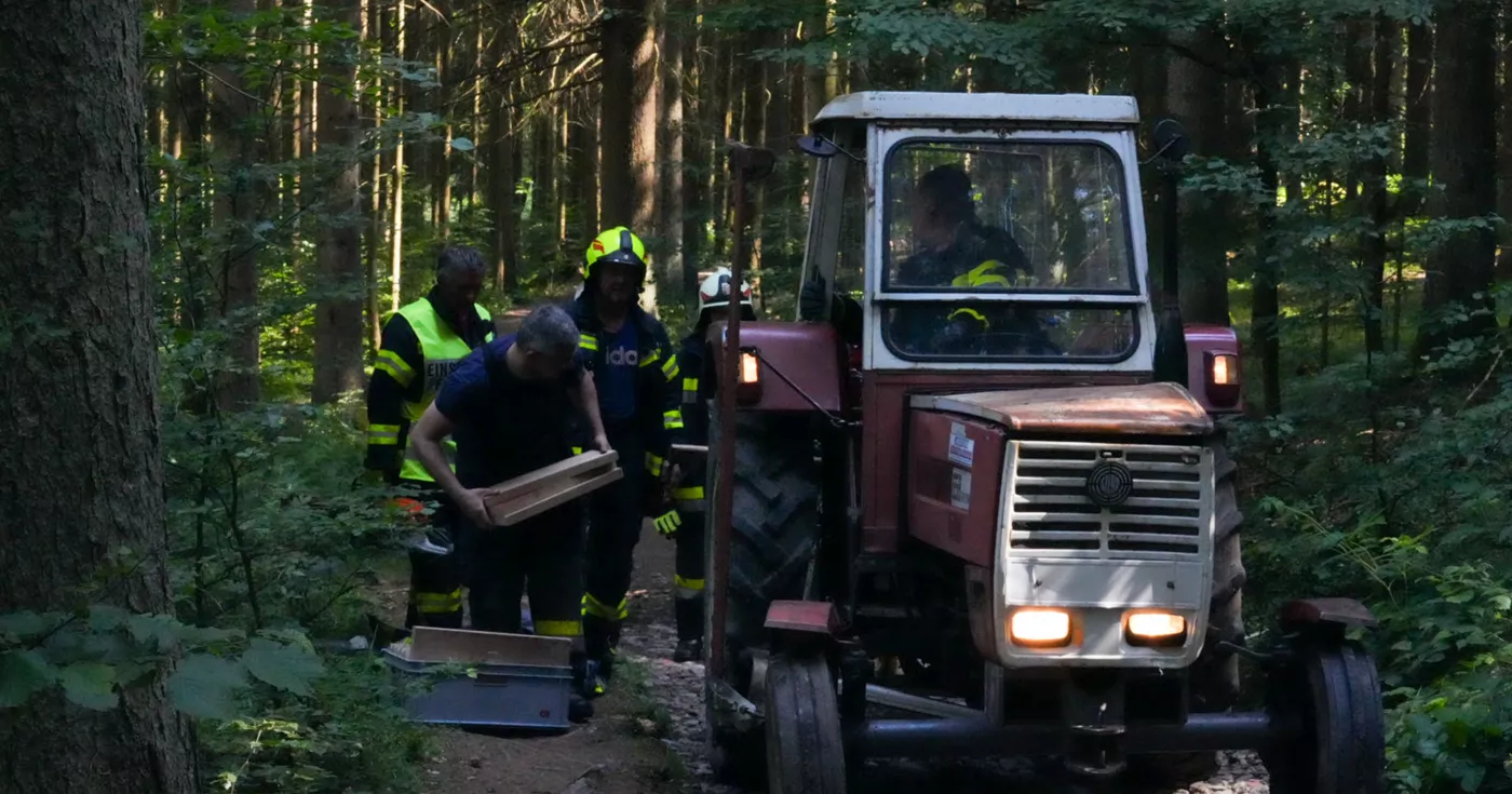 Titelbild: Bei Waldarbeiten von Traktor überrollt