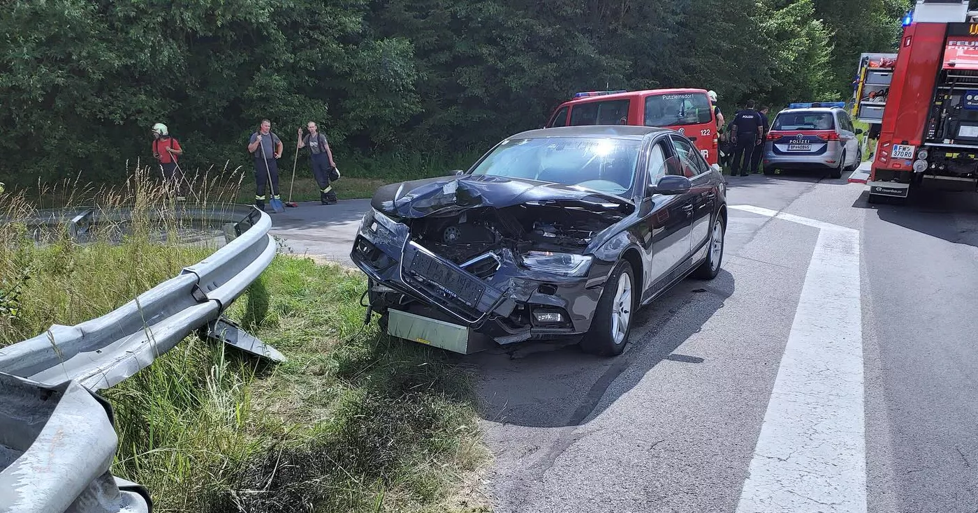 Auto prallt gegen Leitplanke: Keine Verletzten