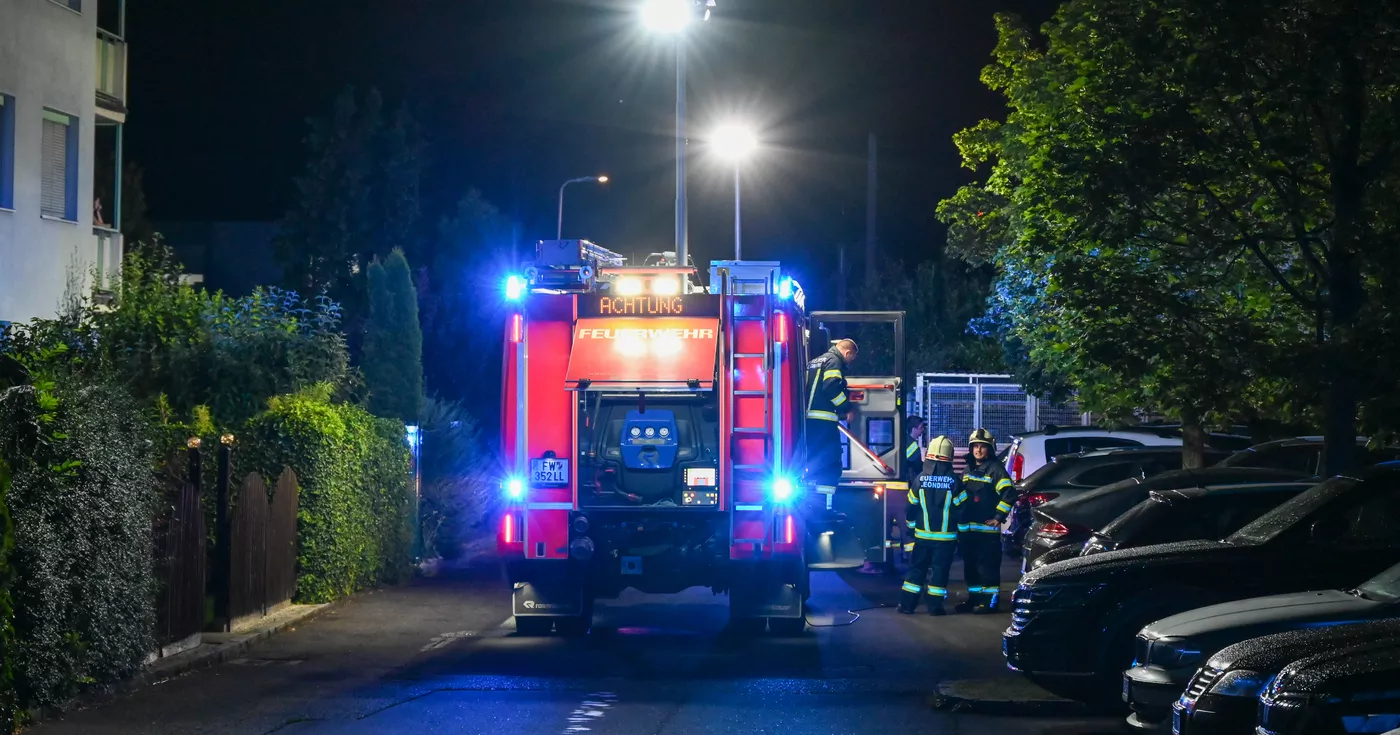 Titelbild: Küchenbrand in Hart: Bewohnerin verletzt sich bei Löschversuch