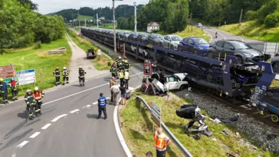 Kollision zwischen Fahrzeug und Güterzug am Bahnübergang in Kefermarkt PANC-202406281050-003.jpg