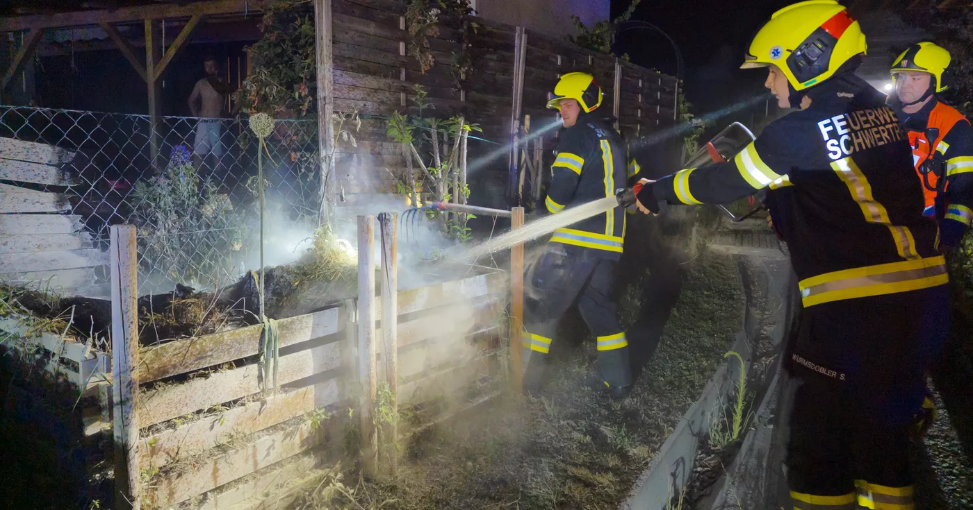 Titelbild: Komposthaufenbrand und Fahrzeugbergung in Schwertberg