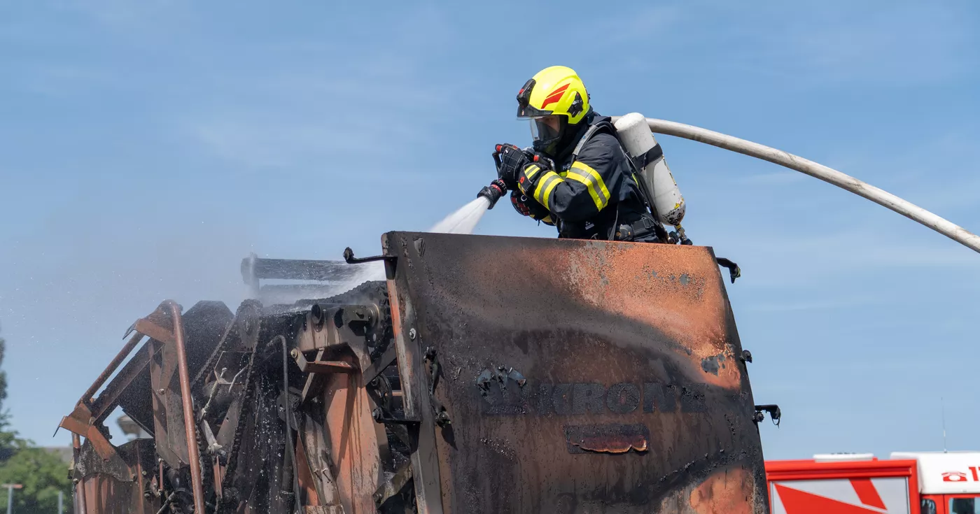 Titelbild: Feldbrand in Niederwaldkirchen: Feuerwehr verhindert Schlimmeres