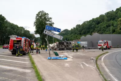 Betonmischer im Bereich Auffahrt zur Steyreggerbrücke umgestürzt A7405677.jpg