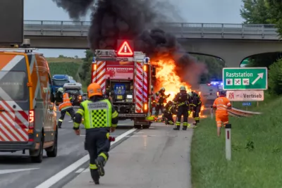 Hybrid-PKW in Vollbrand auf der A1 HDR33695.jpg