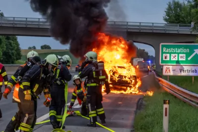 Hybrid-PKW in Vollbrand auf der A1 HDR33696.jpg