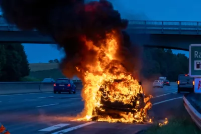 Hybrid-PKW in Vollbrand auf der A1 HDR33697.jpg