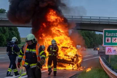 Hybrid-PKW in Vollbrand auf der A1 HDR33699.jpg