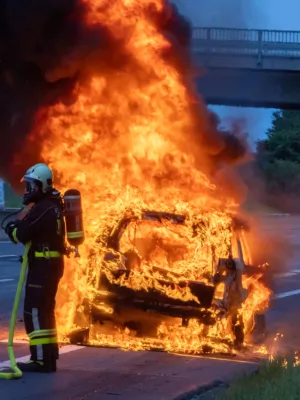 Hybrid-PKW in Vollbrand auf der A1 HDR33700.jpg