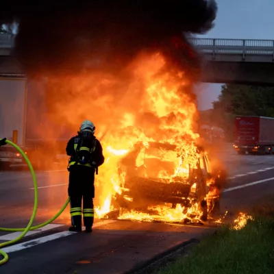 Hybrid-PKW in Vollbrand auf der A1 HDR33703.jpg