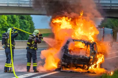 Hybrid-PKW in Vollbrand auf der A1 HDR33705.jpg