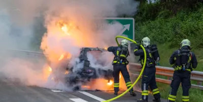 Hybrid-PKW in Vollbrand auf der A1 HDR33710.jpg