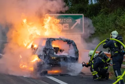 Hybrid-PKW in Vollbrand auf der A1 HDR33712.jpg