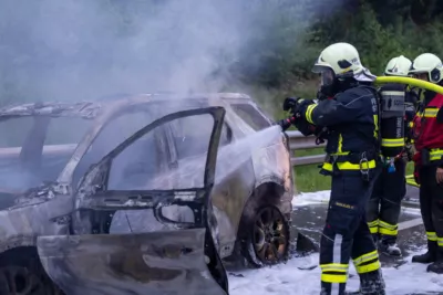 Hybrid-PKW in Vollbrand auf der A1 HDR33758.jpg