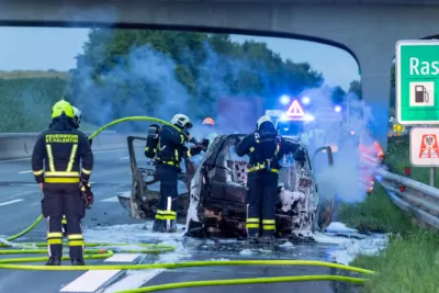 Hybrid-PKW in Vollbrand auf der A1 HDR33782.jpg