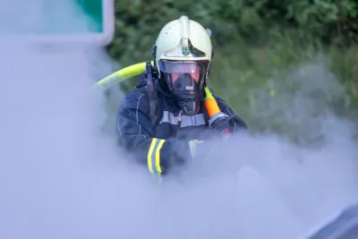 Hybrid-PKW in Vollbrand auf der A1 HDR33807.jpg