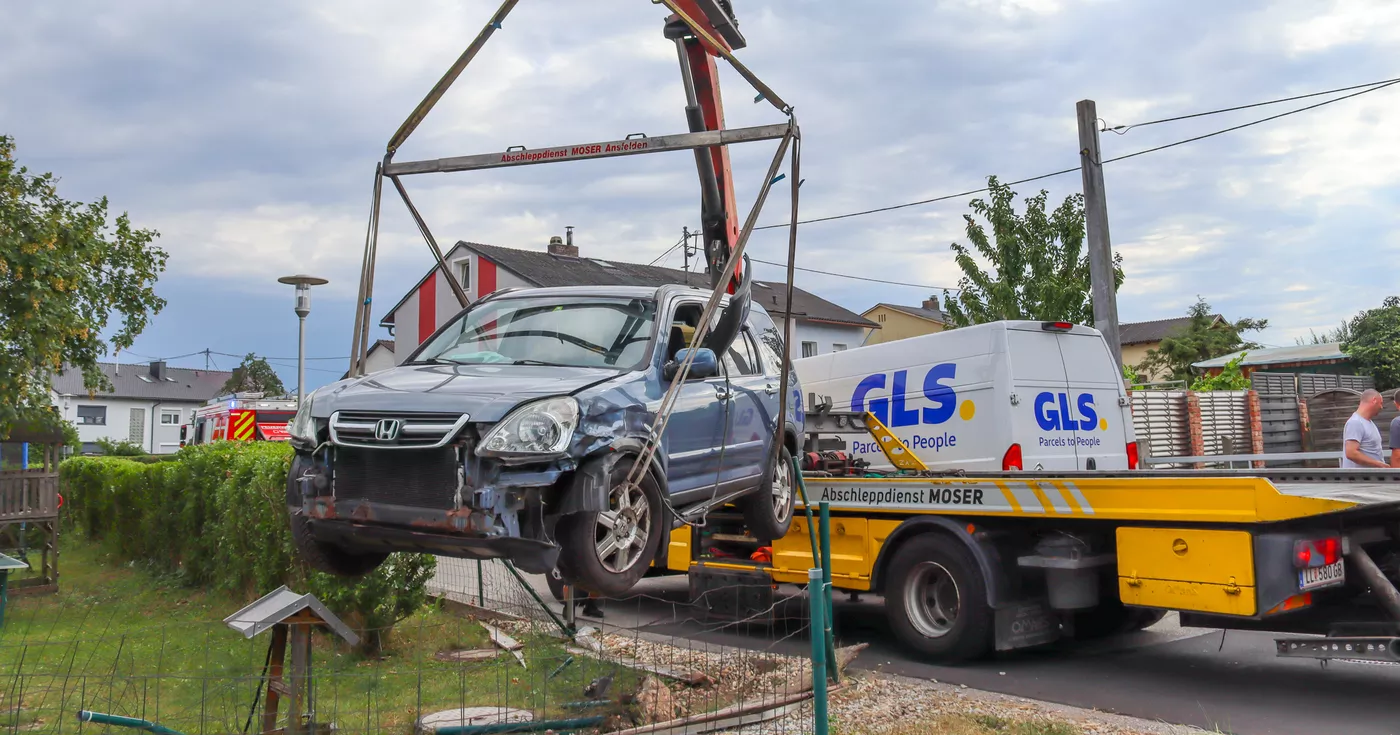 Titelbild: Unfall zwischen PKW und Paketzustellerfahrzeug