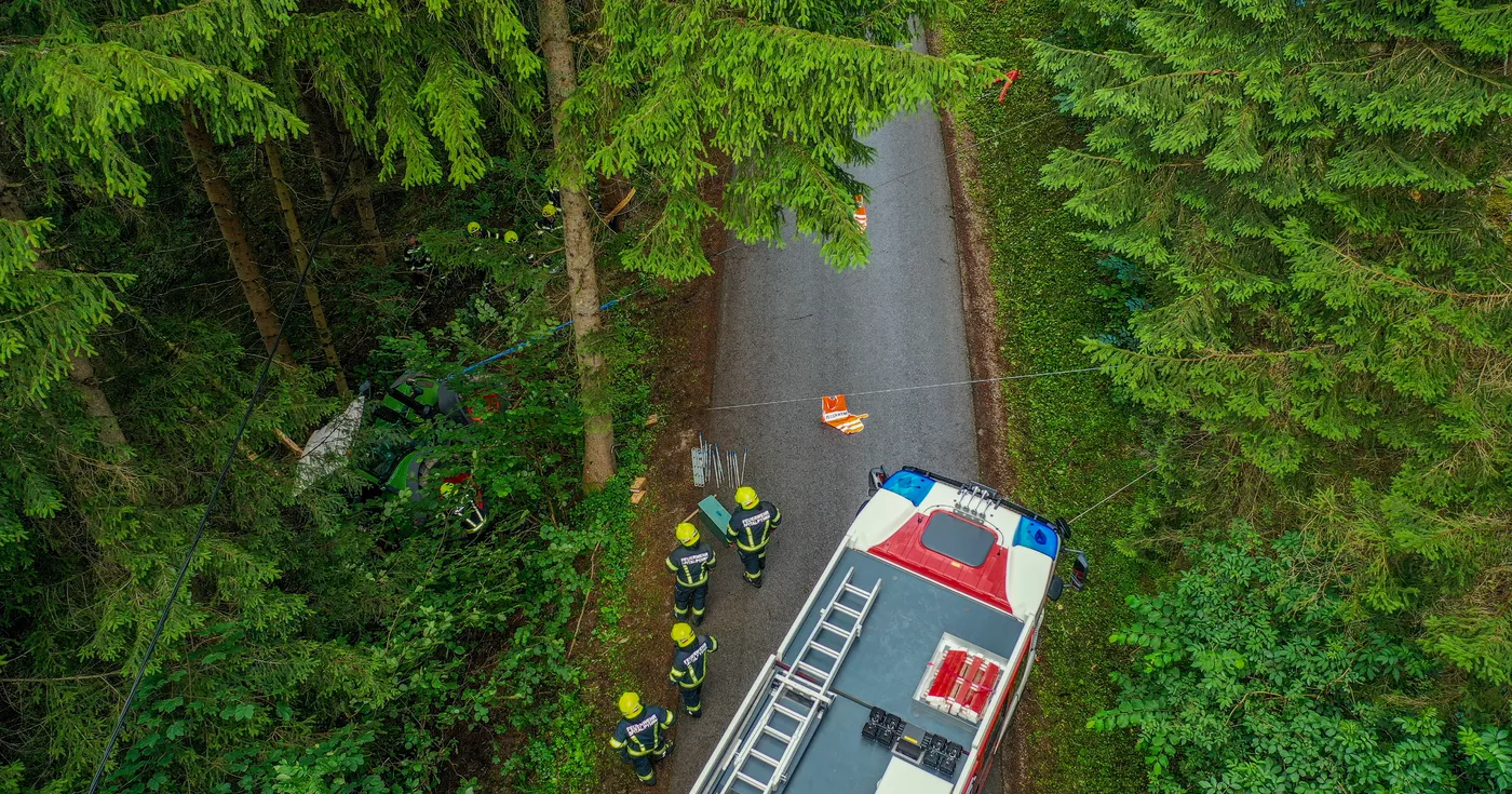 Titelbild: Traktor in Spital am Pyhrn in Waldstück abgestürzt - eine Person verletzt