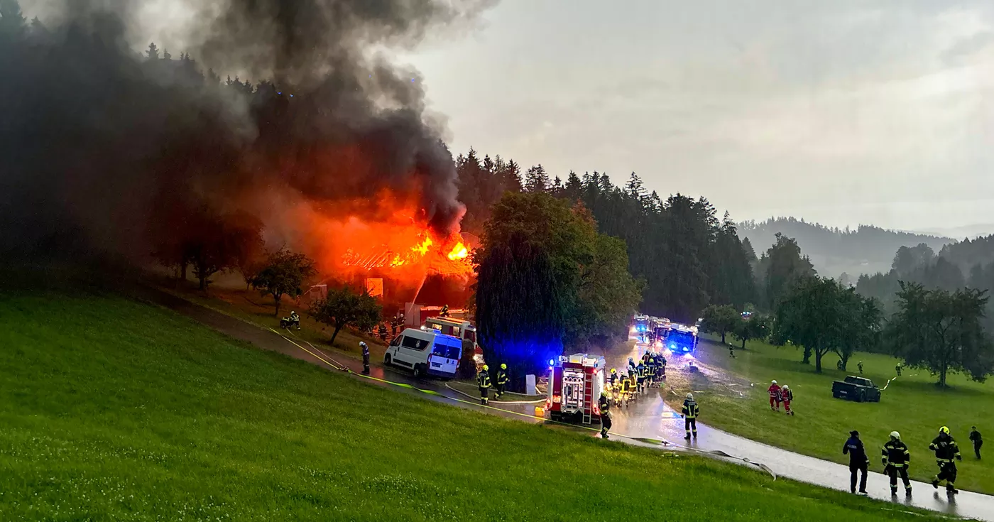 Titelbild: Großeinsatz der Feuerwehr: Wohnhausbrand in Buchholz bei Neusserling