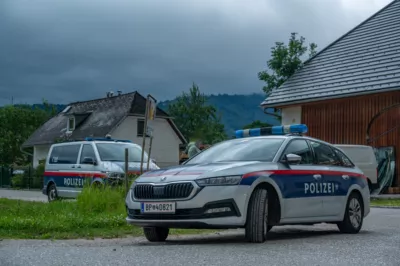 Baum stürzt auf Festivalparkplatz und fordert hohen Sachschaden - Festivalgelände evakuiert DSC-4559.jpg