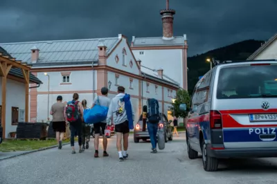 Baum stürzt auf Festivalparkplatz und fordert hohen Sachschaden - Festivalgelände evakuiert DSC-4570.jpg