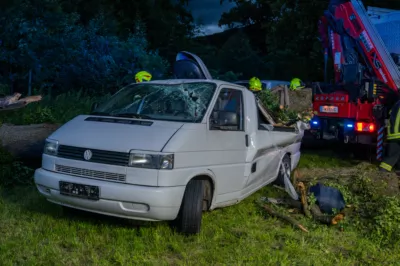 Baum stürzt auf Festivalparkplatz und fordert hohen Sachschaden - Festivalgelände evakuiert DSC-4574.jpg