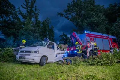 Baum stürzt auf Festivalparkplatz und fordert hohen Sachschaden - Festivalgelände evakuiert DSC-4579.jpg