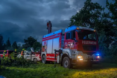 Baum stürzt auf Festivalparkplatz und fordert hohen Sachschaden - Festivalgelände evakuiert DSC-4593.jpg