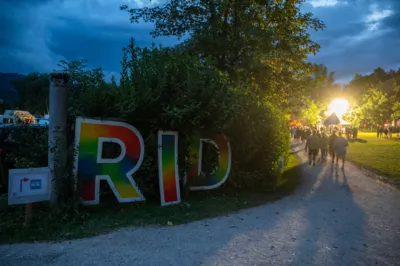 Baum stürzt auf Festivalparkplatz und fordert hohen Sachschaden - Festivalgelände evakuiert DSC-4622.jpg